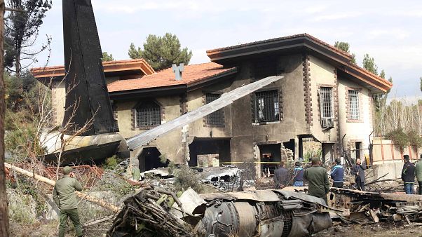 Tragedia al estrellarse un avión militar de carga Tragedia al estrellarse un avión militar de carga