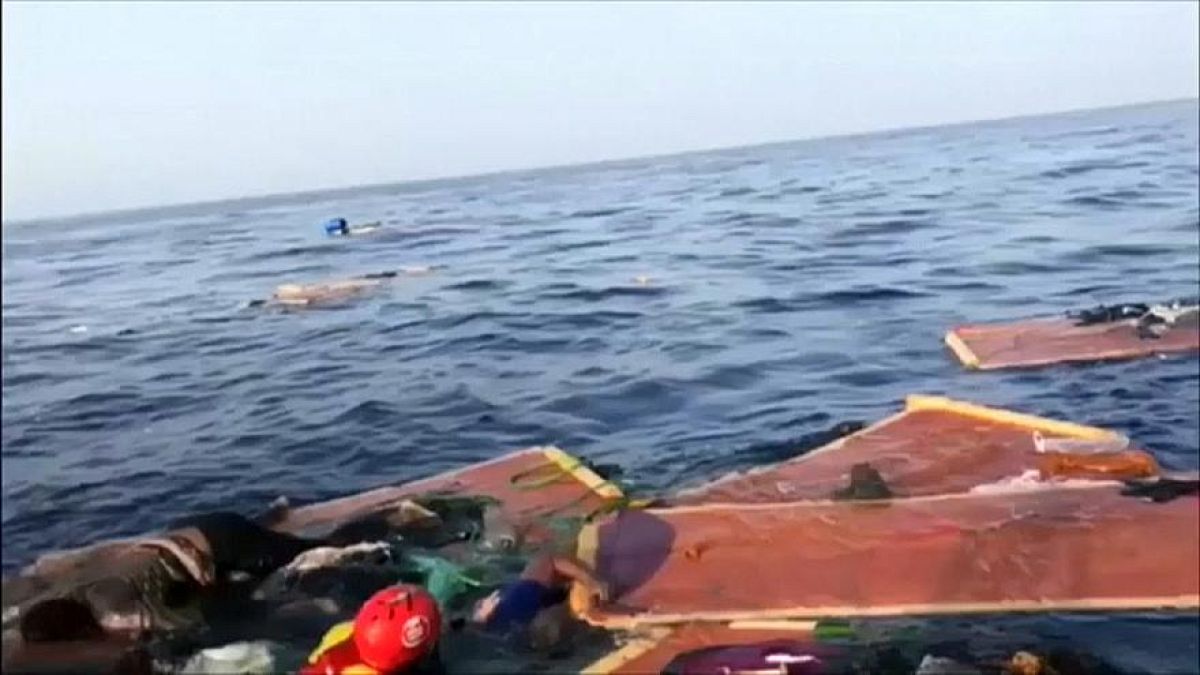 مهاجرون وثّقت مأساتهم صلبانُ نجارٍ إيطالي مصنوعة من خشب القوارب الغارقة