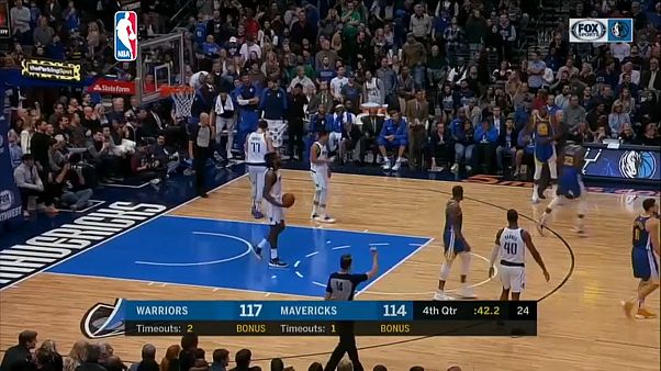 Lección de Curry y triunfo para los Warriors ante los Mavericks en la NBA Lección de Curry y triunfo para los Warriors ante los Mavericks en la NBA