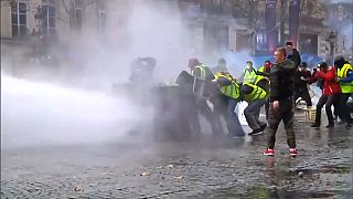 خسائر فرنسا إزاء تاسع أسبوع من حركة احتجاجات "السترات الصفراء"