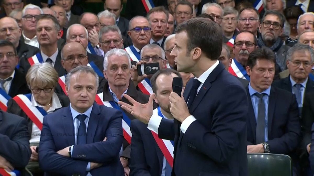 Macron lança o "grande debate nacional" na Normandia