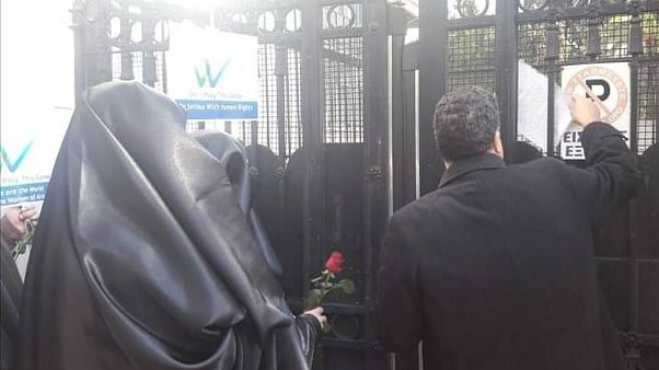 Διαμαρτυρία με μπούργκες έξω από την ιταλική πρεσβεία στην Αθήνα Διαμαρτυρία με μπούργκες έξω από την ιταλική πρεσβεία στην Αθήνα