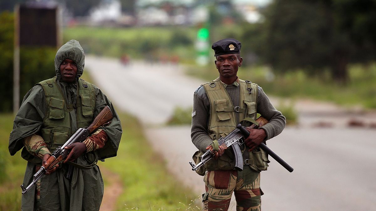 جنود يجوبون شوارع زيمبابوي بعد احتجاجات عنيفة أشعلها رفع أسعار الوقود