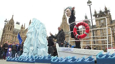 Tüntetés: Theresa May a süllyedő hajón