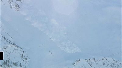 شاهد: ثلوج متراكمة وانهيارات جليدية في النمسا
