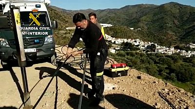Agónico rescate de un niño caído a un pozo estrecho y profundo en Málaga
