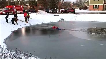 Video | İtfaiye ekibi donan gölete düşen çocuğu son anda kurtardı