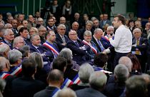 Macron face à des maires de Normandie à Grand Bourgtheroulde 15/01/19.