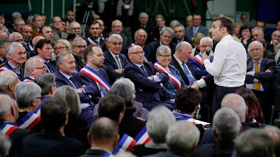 Macron face à des maires de Normandie à Grand Bourgtheroulde 15/01/19.