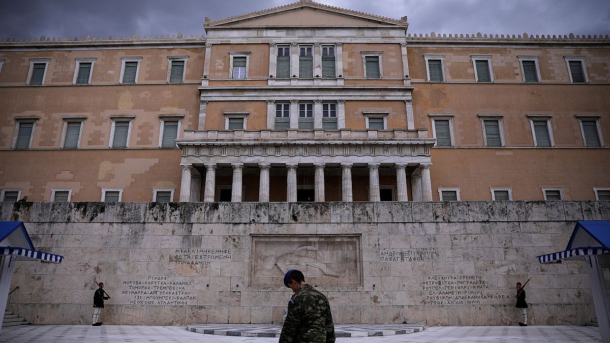 ΟΟΣΑ για Ελλάδα: Βαριά η εταιρική φορολογία, χαμηλά τα έσοδα