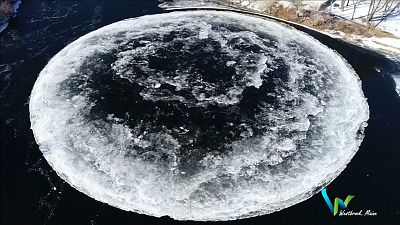 Une "lune de glace" sur une rivière