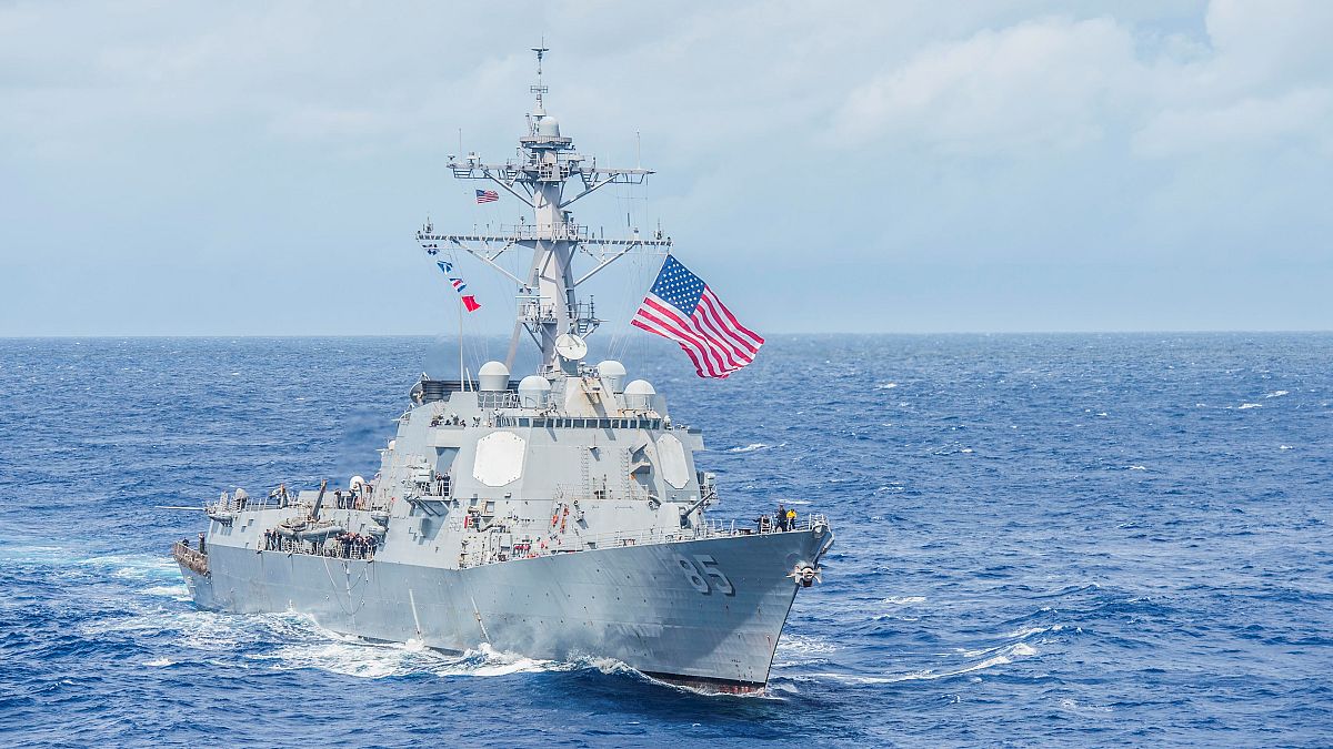 سفينة حربية أمريكية في مياه بحر الفلبين