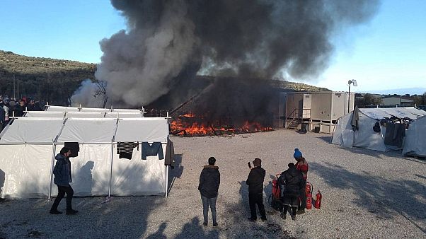 Φωτιά στη Μόρια (βίντεο+φωτο) Φωτιά στη Μόρια (βίντεο+φωτο)