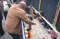 Zenés bábelőadás Kairó utcáin