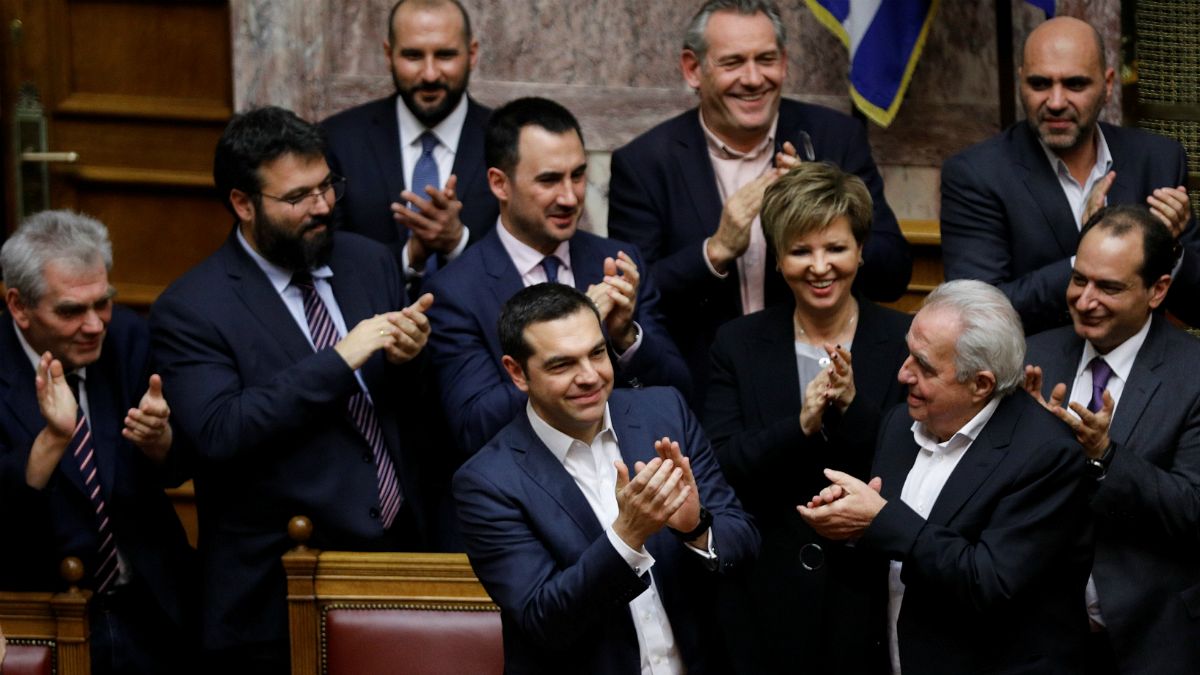 Primeiro-ministro grego e o respetivo executivo aplaudem voto de confiança
