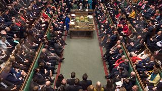 Video: Tezahürat ve bağıran bir meclis başkanı: İngiliz Parlamentosu'nda bir kanun nasıl oylanıyor?