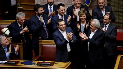 رئيس الوزراء اليوناني يفوز باقتراع على الثقة في حكومته