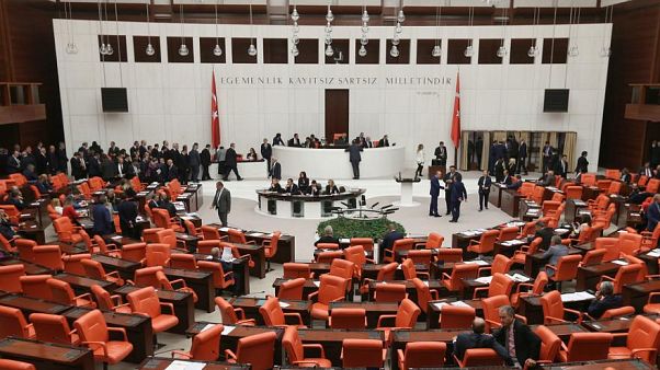 Rafinerilere kaçak akaryakıt alma yükümlülüğü: Ekonomide düzenlemeler içeren torba teklif yasalaştı Rafinerilere kaçak akaryakıt alma yükümlülüğü: Ekonomide düzenlemeler içeren torba teklif yasalaştı