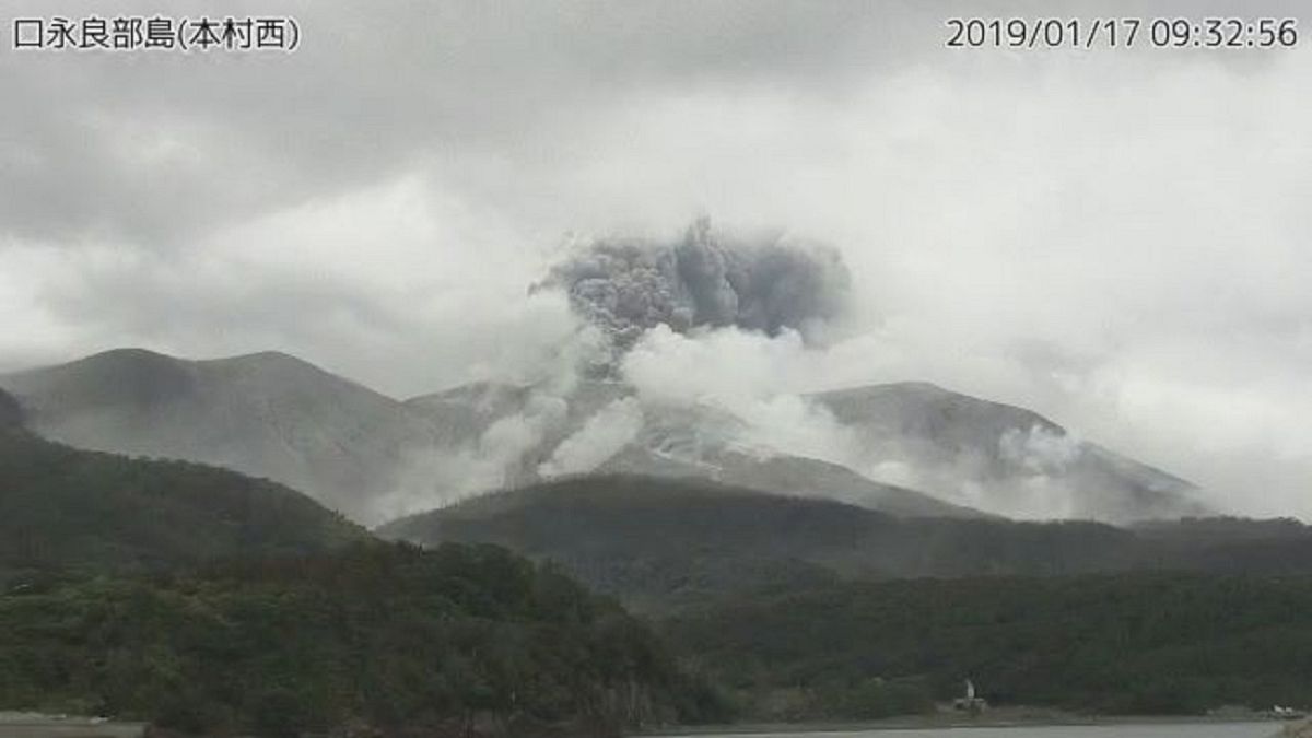  بركان يثور في إحدى الجزر اليابانية ولا خطر على السكان 