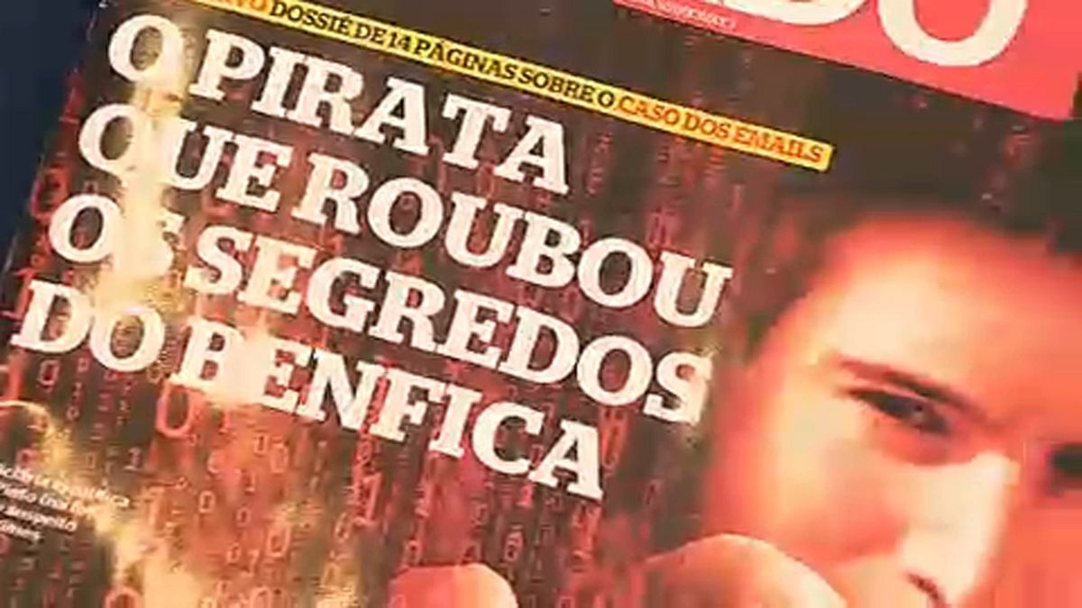 Capa da revista Sábado da edição com um extenso artigo sobre Rui Pinto