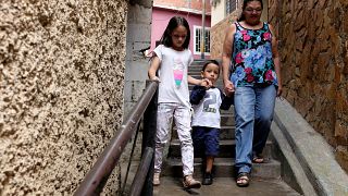 Cada vez más venezolanos dejan a sus hijos para emigrar