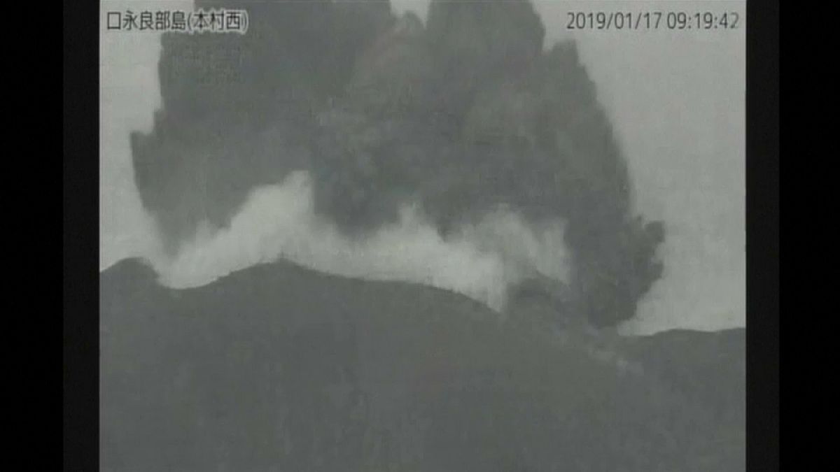 Erupciona un volcán en una isla de Japón