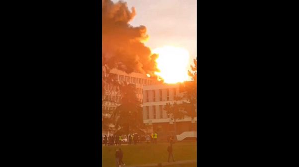 Violento incendio y explosiones de bombonas en la Universidad de Lyon Violento incendio y explosiones de bombonas en la Universidad de Lyon
