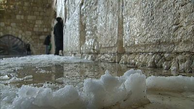 شاهد: القدس تتوشح بالبياض بعد سقوط الثلوج 