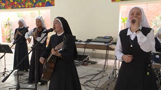 Genç rahibeler kurdukları rock grubu ile dünyayı sallıyor