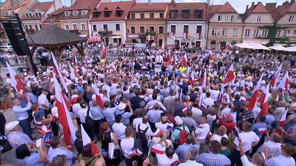 HRW-Jahresbericht übt scharfe Kritik an Ungarn und Polen HRW-Jahresbericht übt scharfe Kritik an Ungarn und Polen