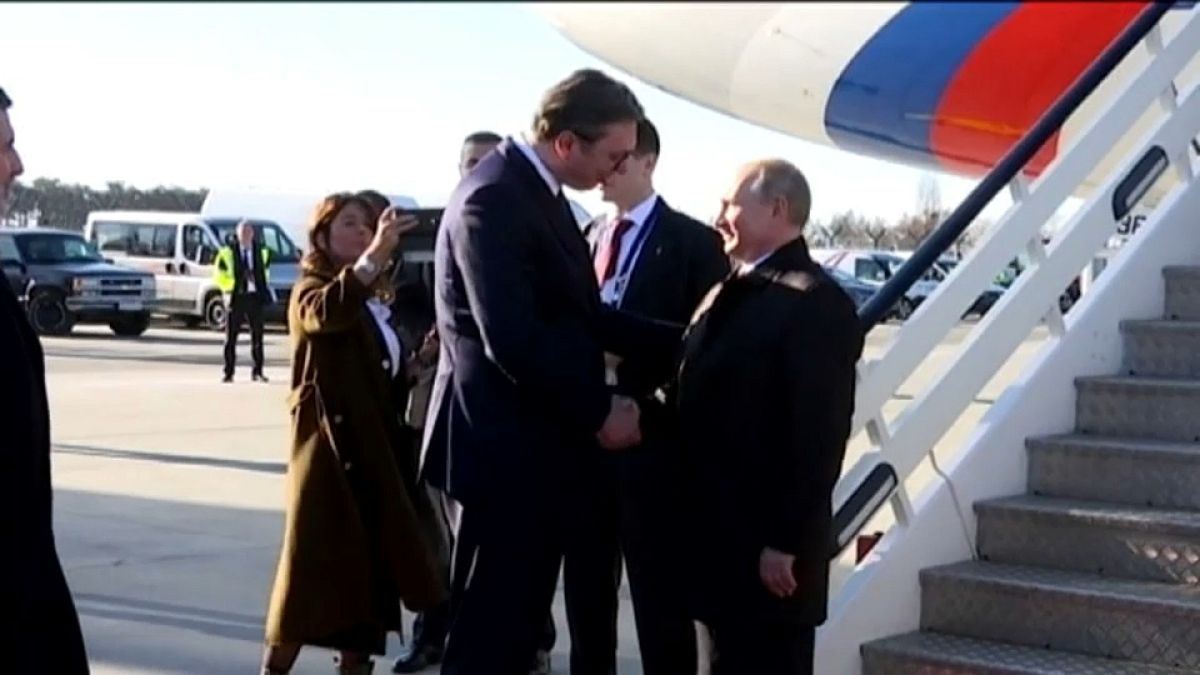 Poutine accueilli en superstar à Belgrade