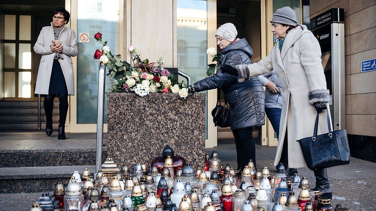 Gyertyákból kirakott szívvel emlékeztek a meggyilkolt gdanski polgármesterre 