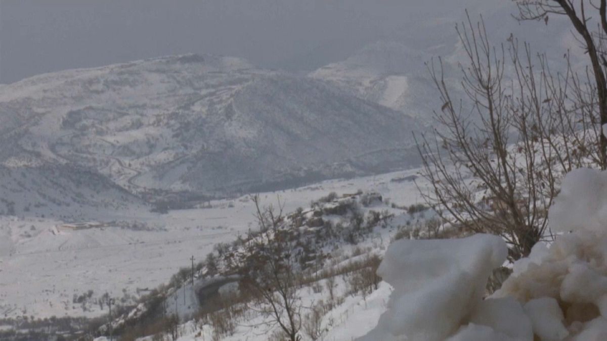 شاهد: الثلوج الكثيفة تغطي قرى بكاملها في كردستان بشمال العراق