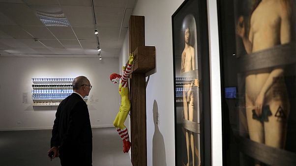احتجاجات واسعة تجبر متحف حيفا على إزالة تمثال "ماك يسوع" احتجاجات واسعة تجبر متحف حيفا على إزالة تمثال "ماك يسوع"