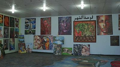 شاهد: سوريون لاجئون يحولون طين صحراء مخيم في الأردن إلى عمل فني جميل