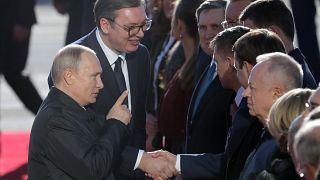 Poutine affiche l'amitié russo-serbe