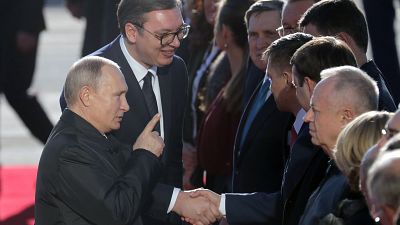 Poutine affiche l'amitié russo-serbe