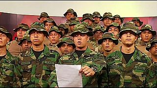 Soldados venezolanos contra el "usurpador" Maduro