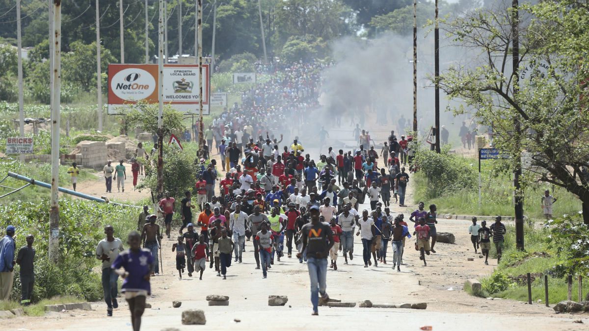 سرکوب خشونت بار معترضان در زیمبابوه؛ ۱۶ کشته و صدها زخمی 
