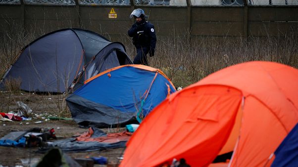 Migranti a Calais, stazione di servizio innalza muro alto tre metri Migranti a Calais, stazione di servizio innalza muro alto tre metri