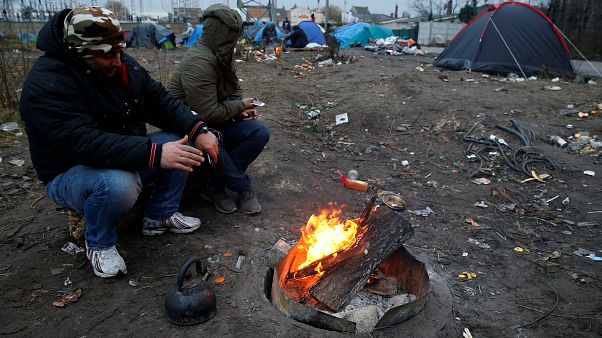 Migrants à Calais : Total construit un mur autour d'une de ses stations Migrants à Calais : Total construit un mur autour d'une de ses stations