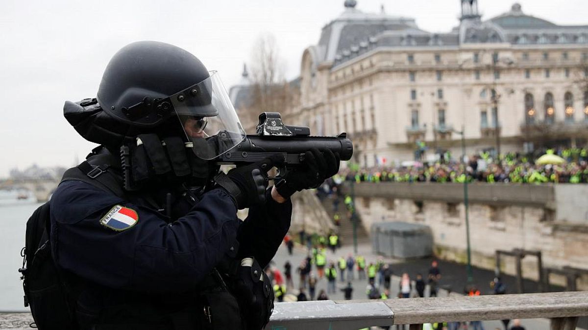 تعرف على السلاح الصاعق الذي تستخدمه الشرطة الفرنسية في مظاهرات السترات الصفراء