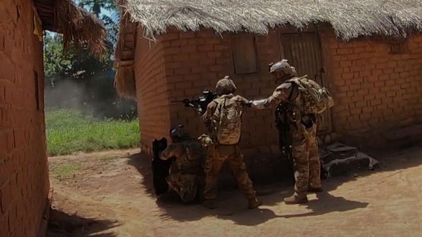 Dramatische Videoaufnahmen: UN-Fallschirmjäger gegen Rebellenbasis Dramatische Videoaufnahmen: UN-Fallschirmjäger gegen Rebellenbasis