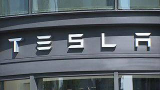 Tesla: auto meno costose, più licenziamenti