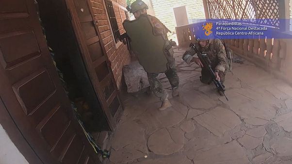 VIDEO - Dentro lo scontro a fuoco tra i parà portoghesi e i ribelli in Rep. Centrafricana VIDEO - Dentro lo scontro a fuoco tra i parà portoghesi e i ribelli in Rep. Centrafricana