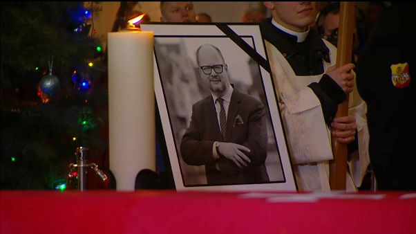 Miles de polacos despiden al asesinado alcalde de Gdansk Miles de polacos despiden al asesinado alcalde de Gdansk