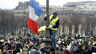 Les "gilets jaunes" maintiennent la pression sur Macron