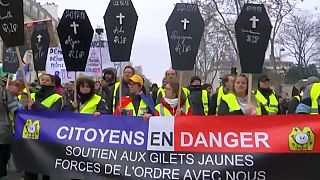Gilet gialli: poche migliaia a Parigi, tensioni a Caen e Rennes