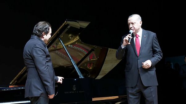 Video | Erdoğan Fazıl Say'ı ayakta alkışladı: 'Sevgili Fazıl çok farklı şekilde takdim etti' Video | Erdoğan Fazıl Say'ı ayakta alkışladı: 'Sevgili Fazıl çok farklı şekilde takdim etti'