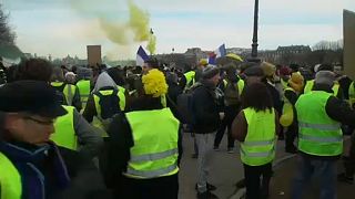 Los "chalecos amarillos" en la calle pese al debate nacional de Macron